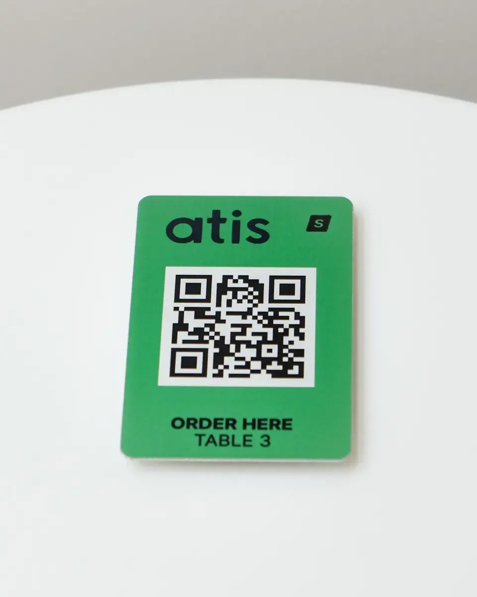 Green aluminium plate for Atis with a QR code and table number